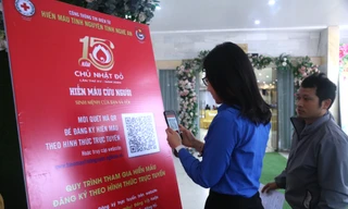 Quét mã QR hiến máu ở Chủ nhật Đỏ Nghệ An