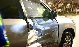 Xe máy kẹp 3 vượt đèn đỏ, tông biến dạng ô tô