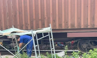 Người đàn ông đi xe máy tử vong khi cố băng qua đường sắt