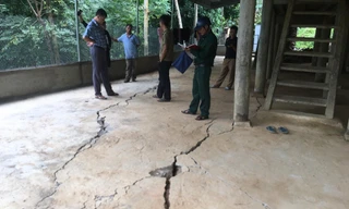 Di dời khẩn cấp nhiều hộ dân ở Nghệ An vì vết nứt chằng chịt, lan rộng