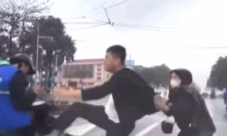 Cô gái cố ngăn người đánh nam sinh mặc áo shipper nói gì?