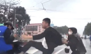 Cô gái cố ngăn người đánh nam sinh mặc áo shipper nói gì?