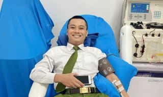 Hai cán bộ công an hiến máu cứu bé sơ sinh bị giảm tiểu cầu