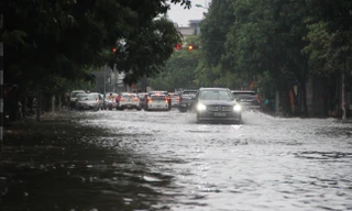Mưa không ngớt, nhiều tuyến đường ở thành phố Vinh ngập nặng