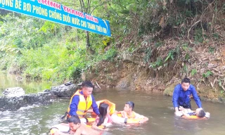 Ngăn suối làm ‘bể bơi’ cho trẻ ngày hè