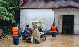 Xúc động hình ảnh bộ đội, công an, biên phòng giúp dân chạy lũ