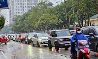 Đường phố Vinh tắc nghẽn trong mưa rét giờ tan tầm