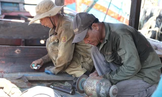 Nhọc nhằn nghề 'bắt bệnh' cho tàu thuyền