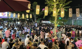 Người dân đi chơi lễ 2/9, phố đi bộ thành Vinh đông nghịt 