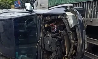 Xe bán tải lật nghiêng trên quốc lộ, 5 người thoát nạn