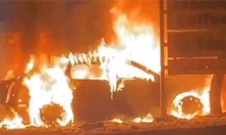 Xế hộp đỗ bên đường bất ngờ bốc cháy ngùn ngụt