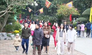 Nô nức du xuân tại ngôi đền trên ngọn núi thiêng xứ Nghệ