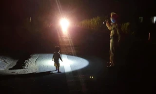 Đi tuần tra, hoảng hồn phát hiện bé gái 2 tuổi lạc giữa đường