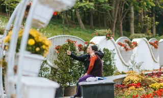 Dân mạng 'tan chảy' trước khoảnh khắc ngọt ngào của cặp vợ chồng già