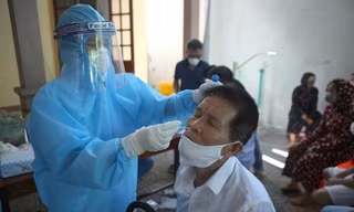 Lấy mẫu xét nghiệm cho người dân ở phường Hà Huy Tập, TP Vinh.