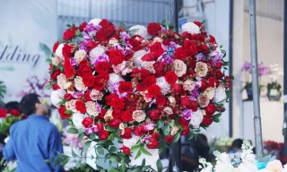 Hoa tươi tăng giá gấp 3-4 lần vẫn 'cháy' hàng ngày 20/10 