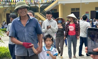 Bé gái lớp 1 ngủ hơn 4 tiếng trong tủ đựng đồ, cả xã rốt ráo đi tìm