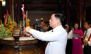 Trưởng ban Tuyên giáo Trung ương dâng hương báo công tại quê Bác