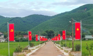 Đường quê rợp cờ đỏ sao vàng mừng ngày Quốc khánh 2/9