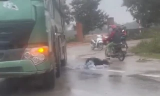 Va chạm với xe tải, người phụ nữ đi xe máy tử vong tại chỗ