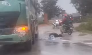 Va chạm với xe tải, người phụ nữ đi xe máy tử vong tại chỗ