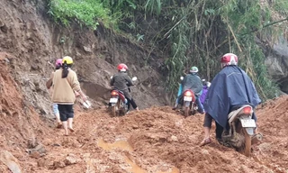 Hai tháng sau lũ quét, tuyến đường độc đạo vẫn ngổn ngang