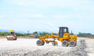 Ba ca, bốn kíp trên công trường thi công nâng cấp sân bay Vinh
