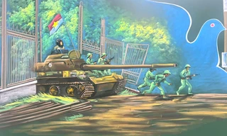 Thầy giáo tái hiện khoảnh khắc lịch sử trên bảng đen đẹp như tranh