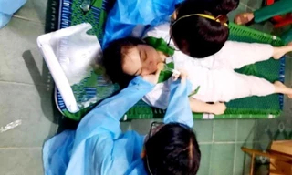 Nữ điều dưỡng kiệt sức khi lấy mẫu xét nghiệm COVID-19