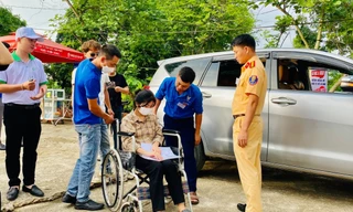 Vừa mổ ruột thừa, nữ sinh ngồi xe lăn đi thi tốt nghiệp THPT