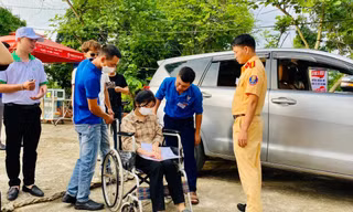Vừa mổ ruột thừa, nữ sinh ngồi xe lăn đi thi tốt nghiệp THPT