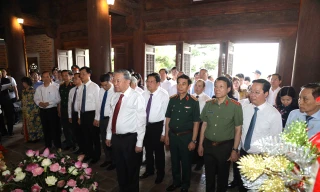Tổng Bí thư Tô Lâm dâng hương tưởng niệm Chủ tịch Hồ Chí Minh 