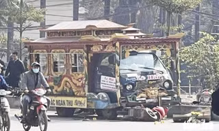 Xe tang tông đám đông dừng đèn đỏ, 3 người thương vong