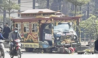 Xe tang tông đám đông dừng đèn đỏ, 3 người thương vong