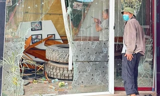 Xe tải đang chạy bất ngờ rơi bánh, lao thẳng vào quán nước bên đường