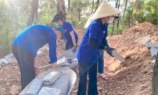 Bạn trẻ đội nắng hỗ trợ chuyển nguyên vật liệu xây dựng hầm hào diễn tập