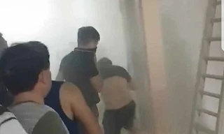 Cháy căn hộ chung cư ở TP Vinh, người dân phá cửa dập lửa