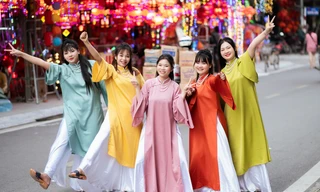 Cuối tuần, bạn trẻ chụp ảnh Tết ở ngôi chợ 300 năm tuổi