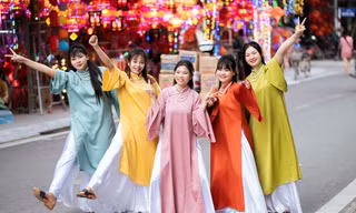 Cuối tuần, bạn trẻ chụp ảnh Tết ở ngôi chợ 300 năm tuổi