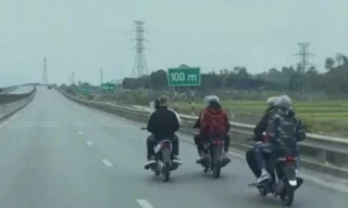 Phạt hơn 121 triệu đồng nhóm thanh thiếu niên tháo biển xe máy chạy vào cao tốc