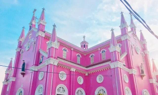 Nhà thờ màu hồng nổi bật giữa làng quê Nghệ An