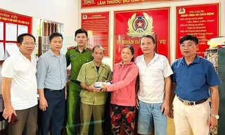 Đôi vợ chồng trả lại bọc tiền 200 triệu đồng cho người đánh rơi