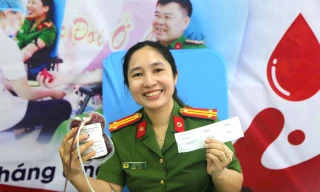 Bệnh viện ‘cạn’ máu, hơn 100 cán bộ, chiến sĩ Công an Nghệ An trao giọt máu nghĩa tình