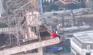 Thiếu tá công an kể lại phút thót tim giải cứu cô gái cầm dao lên nóc chung cư 25 tầng tự tử