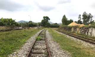 Bé gái 14 tuổi bị tàu hỏa húc văng