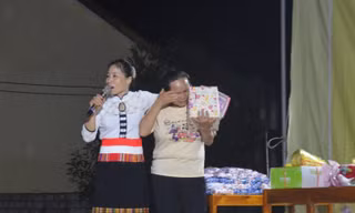 Người phụ nữ Thái xúc động nhận nhẫn cưới của chồng nhân ngày 20/10