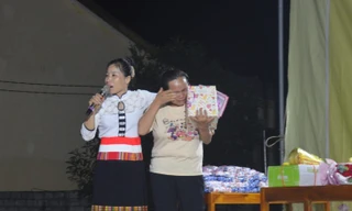 Người phụ nữ Thái xúc động nhận nhẫn cưới của chồng nhân ngày 20/10