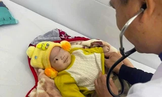 Nghệ An: Bé trai hơn 3 tháng tuổi bị bỏ rơi trong đêm giá rét