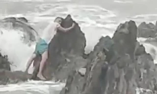 Mải chụp ảnh, du khách bị sóng biển quật ngã, cuốn trôi