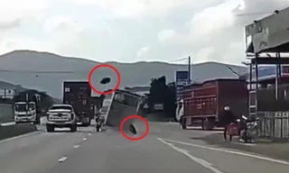 Video: Xe tải đang chạy bất ngờ rụng 2 bánh, nhiều người hú vía